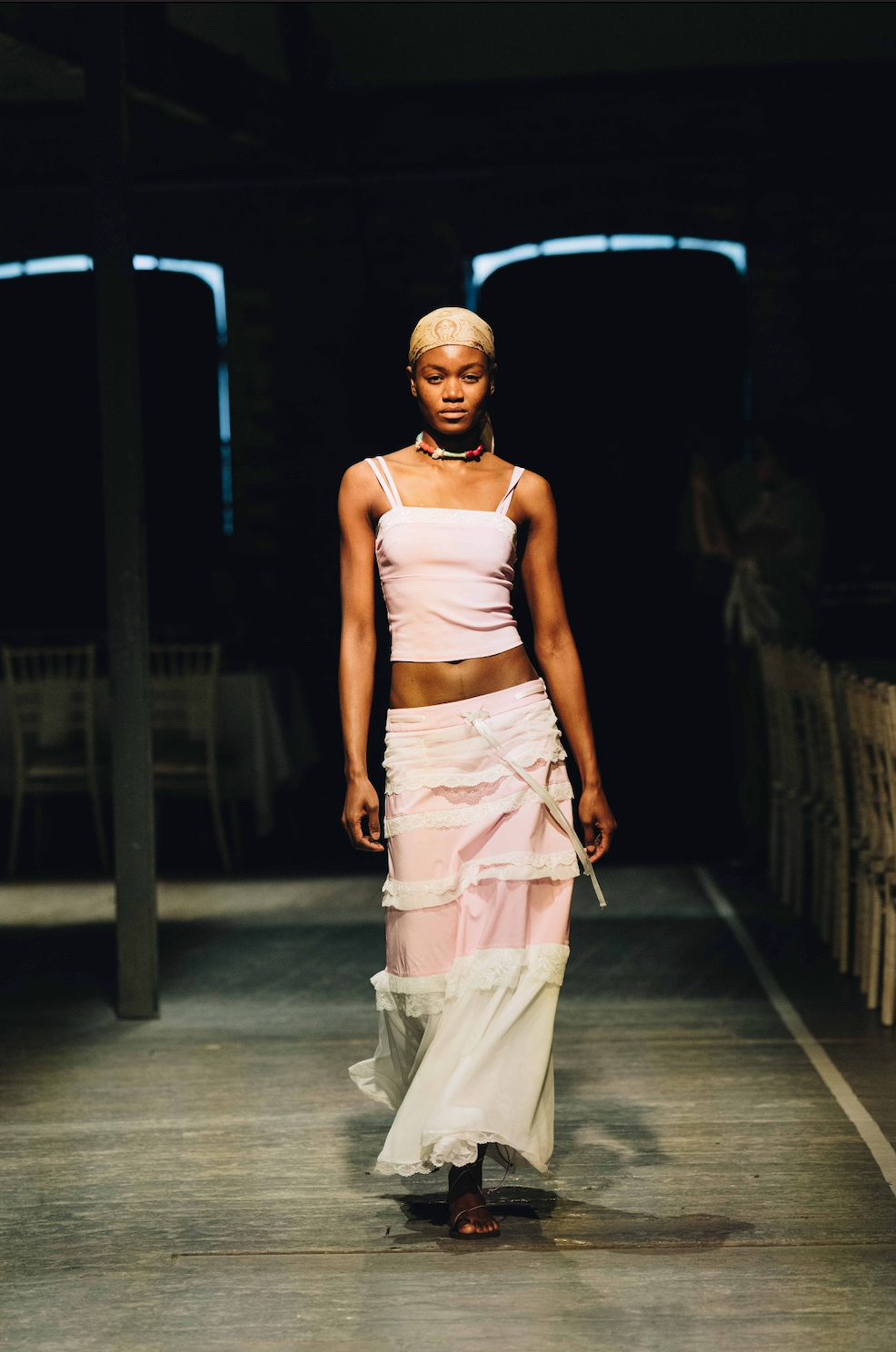 Evening look in pink and white – outfit worn at night, soft and chic atmosphere perfect for a summer evening.