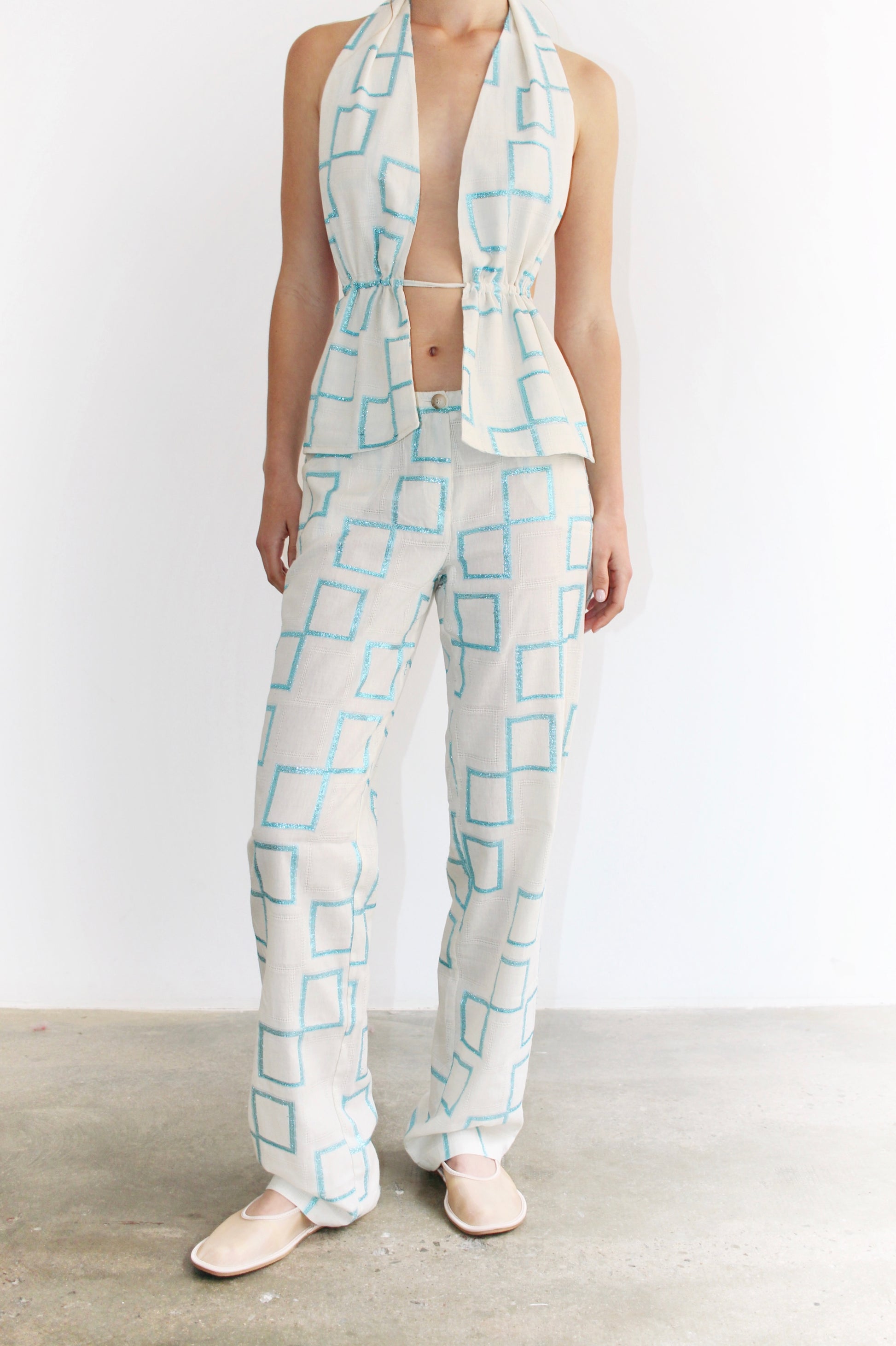 Full outfit view – Sveva Blue Top and matching printed pants, elegant summer look with Riviera-inspired style.