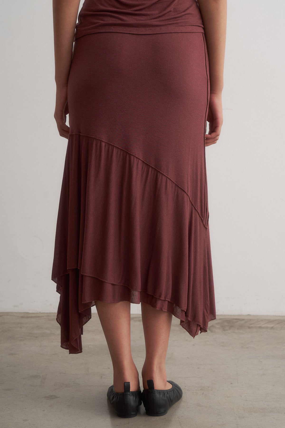 Lou burgundy midi skirt, close-up of the asymmetric hem
